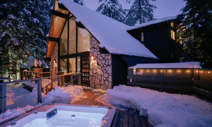 Blue Jay Cabina | Paradise in the Pines! Cozy 5-bedroom cabin w/ private hot tub, fire pit & more