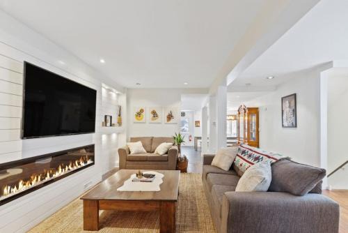 Swiss Meadows Casa | Paradise Manor w Hot tub Sauna & Putting Green