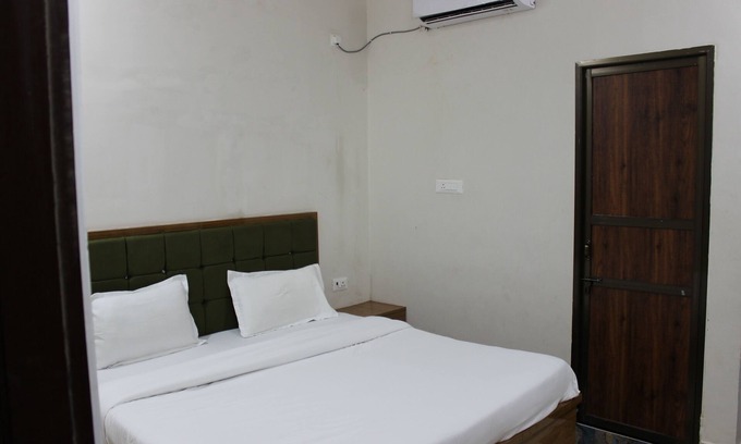 Varanasi Casa | Paradise Nest-Perfect for solo travelers & couples in Varanasi. Near Assi Ghat