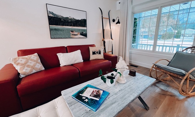 Sicamous Casa | Paradise Pines- Modern Mountain Farmhouse w Cedar Sauna-lots of Parking