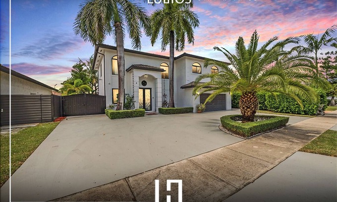 Ludlam Casa | Paradise Resort Heated Pool, Mini Beach, Game Room