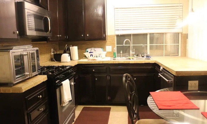 Midway Casa | Paraiso 5 has a beautiful mountain view. Clean, safe, quiet with parking spots.