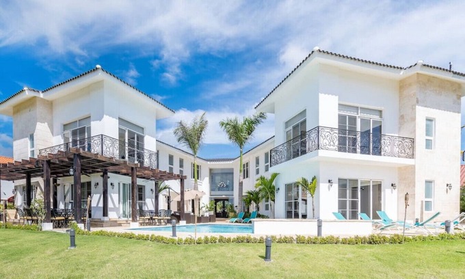 Bavaro Villa | ESPECTACULAR VILLA FRENTE AL LAGO DE 8 DORMITORIOS CON CHEF Y Criadas GOURMET