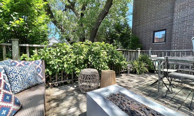 Lakeview Casa | Paris Chic, walk to Wrigley, Lake, Southport, Parking included