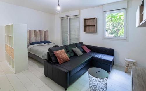 Bezons Apartamento | Parisian Chic & Spacious Studio with Parking