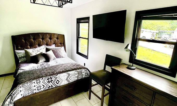 Clarksville Casa | Park 6 Trucks, Hot Tub,sleep 7, 2miles to ASPU/FM Arena/Food, 9miles to post,pet