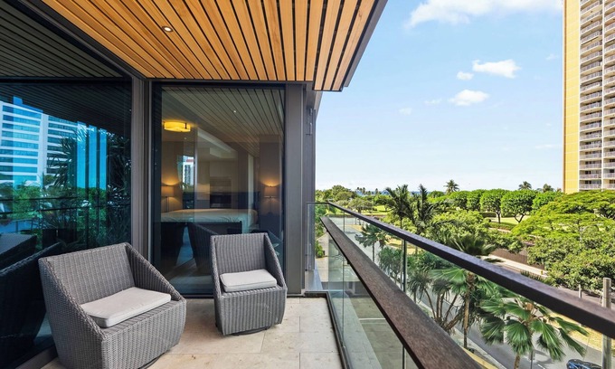 Ala Moana Condominio | Park Lane Getaway by Gather: Spacious 2BR w/ Ocean view Lanai & Resort Amenities