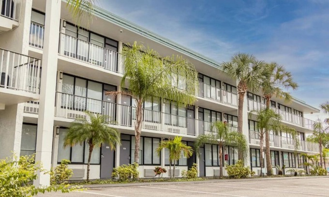 Historic Downtown Kissimmee Condominio | Park Royal Homestay Orlando Studio Unit Saturday Check-In