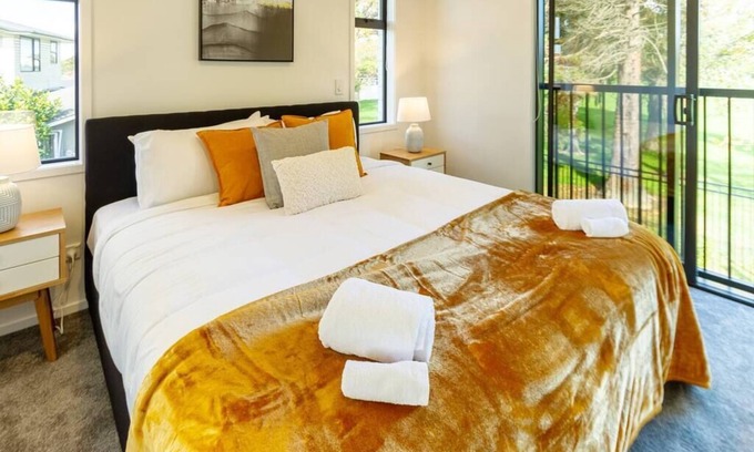Upper Riccarton Casa | Park Views 1 Bed 1 Bath w/Carpark & Office Space