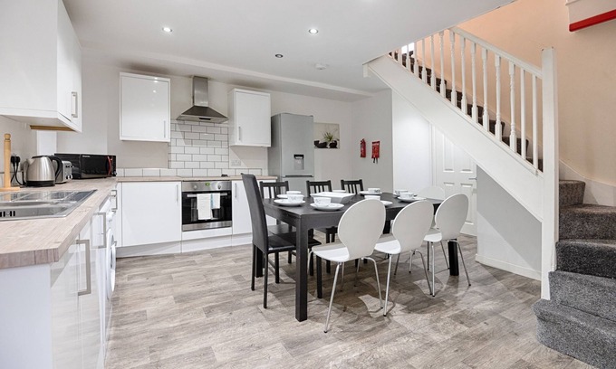 Bon-y-maen Casa | Perfect Location with Parking - Jersey House - TV in every Bedroom!