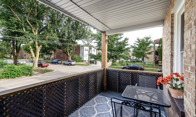 Skokie Condominio | PARKING, BALCONY near NAPA, UNIVERSITIES, RAVINIA, GOLFING & TRAIN to CHICAGO