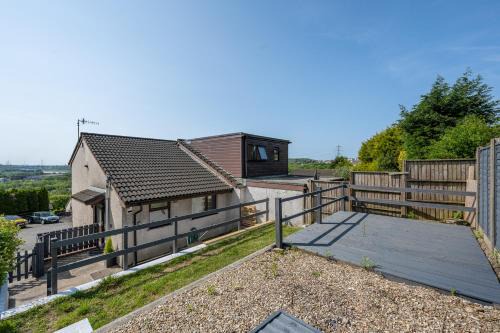 Llandarcy Apartamento | Parking, Garden, Stunning Views