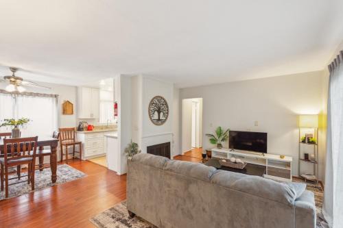 Circle Area Apartamento | Parking,Pet,2bd,2b,WIFI,Smart TVs,Walk to Food,Fun