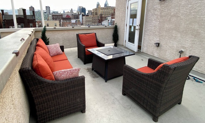 Center City Casa | Parking Roofdeck Hot Tub in Large Home near Convention Center