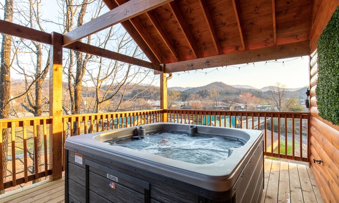 Pigeon Forge Cabina | Parkway Paradise w Private Hot Tub