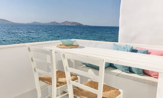 Naousa Apartamento | Paros seafront studios Casa Phorkys with view of the sea + the Old Venetian Port