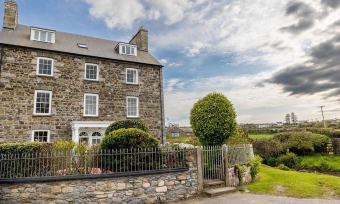 Newport Casa | Parrog Beach House - Sleeps 12
