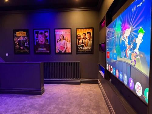 Grimsby Casa | Party House, VIP Bar, Cinema, Sauna, Adults Room, Hot Tub & More!