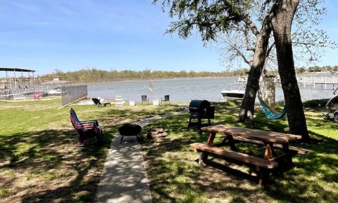 Pecan Acres Casa | Party on the Lake at Meeka's Cove!
