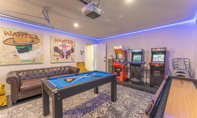 Barton Hills Casa | Party Pad! Sleeps 18, Arcade, Turf Sport Court, Stock Tank Pool, Heart of ATX!