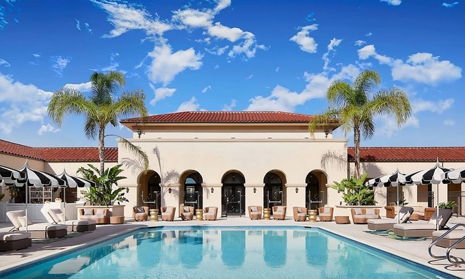Pasadena Hotel | Pasadena Hotel & Pool, Deluxe Pool View Room with One King Bed, Parking