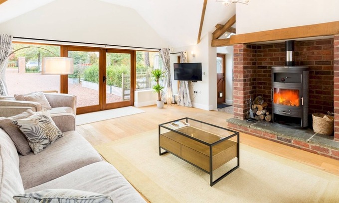 Ardens Grafton Casa | Pass the Keys | Spacious Country Cottage Hot Tub