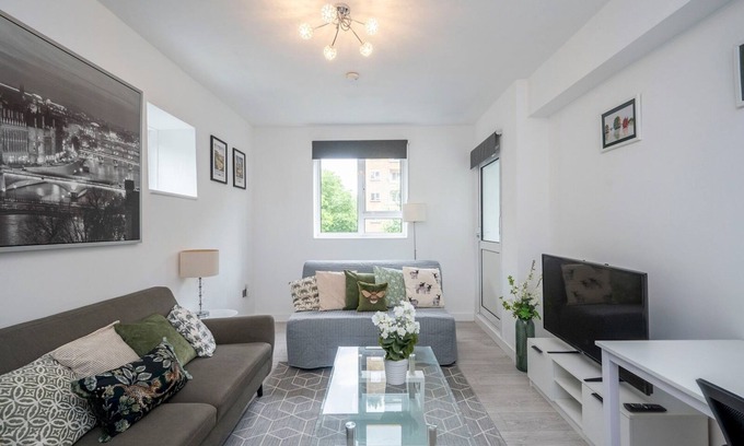 Somers Town Apartamento | Pass the Keys | 3BR Gem near Soho & Euston | Balcony & Charm