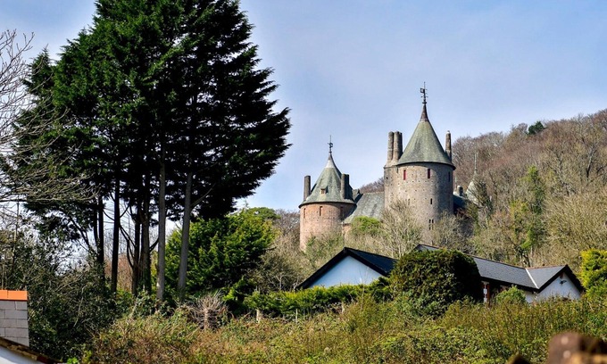 Tongwynlais Casa | Pass the Keys | 4 Bed House with Castle Views
