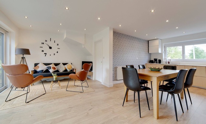 Trumpington Casa | Pass the Keys | 49 Byron Square Modern and Spacious 3 Bed Home with Free Parking