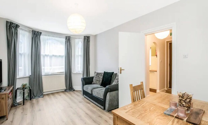 North Acton Casa | Pass the Keys | Basement Hideaway near Acton Main Line: Your Peaceful Escape with London at Your Fingertips