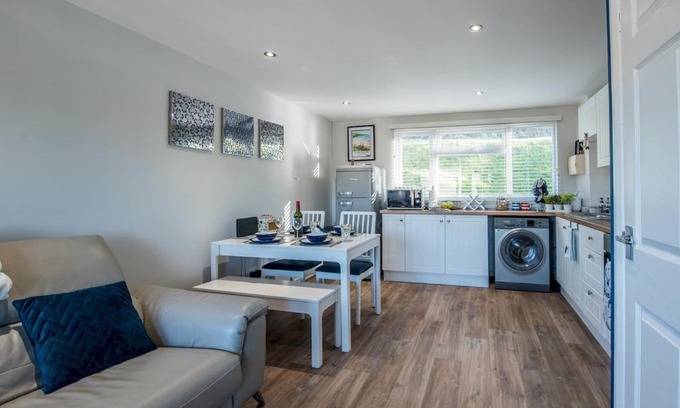 Pembroke Casa | Pass the Keys Beach Retreat - Free Parking and Wifi - Sleeps 4