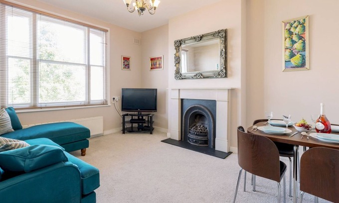Askew Apartamento | Pass the Keys | Bright, Vibrant Shepherd's Bush Oasis Quick Stroll To Westfield Shopping Centre