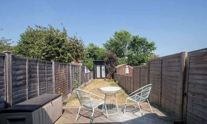 Farnham Casa | Pass the Keys | Character 3 Bed Cottage in Farnham, Free Parking