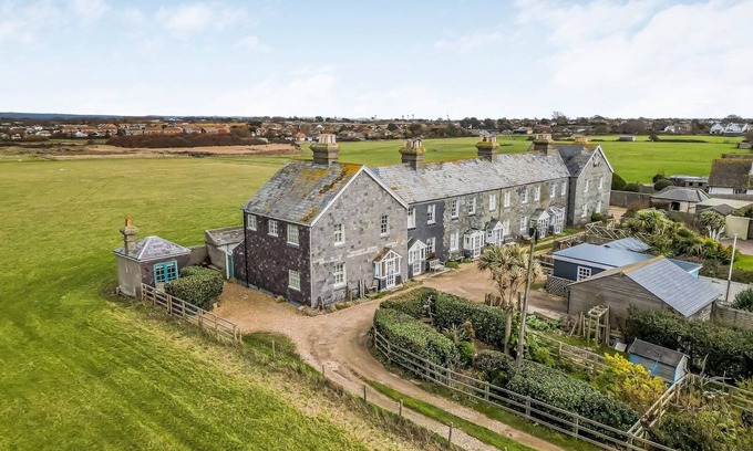 Selsey Casa | Pass the Keys | Charming Old Coastguards Cottage