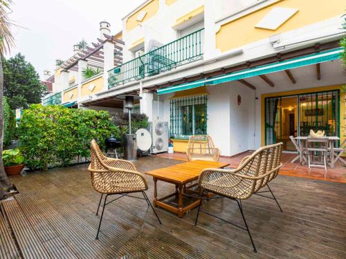 Urbanizacion Pinos Verdes Apartamento | Pass the Keys Charming Andalusian Ground Floor with Patio