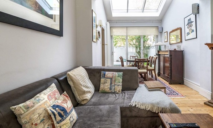 Belfast Casa | Pass the Keys | Charming Villa Tree lined Avenue Lots Nearby