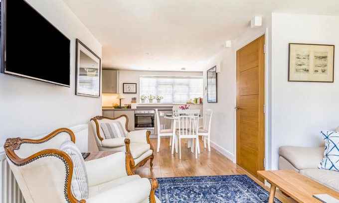 Funtington Casa | Pass the Keys Charming Cottage with Garden