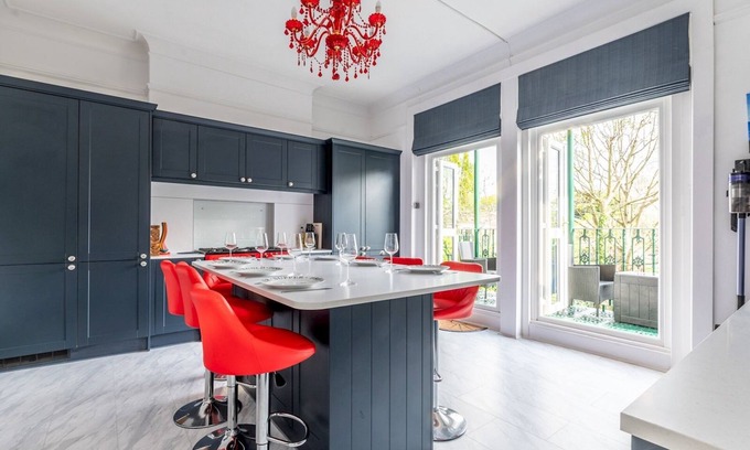Blackheath Casa | Pass the Keys | Elegant 4BR House + Parking + Garden + Library