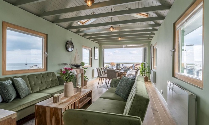 Leigh-on-Sea Casa | Pass the Keys | The Pontoon!