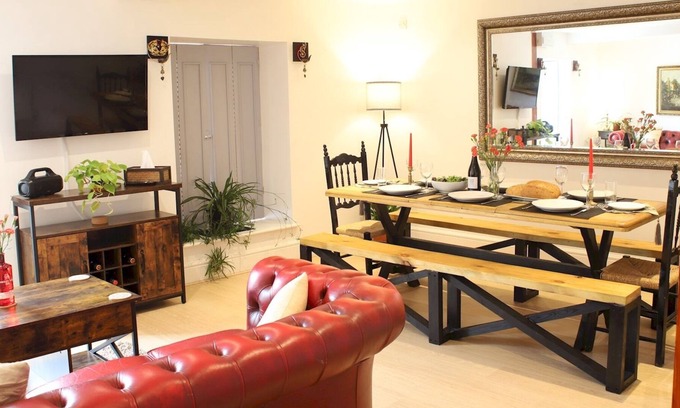 Llandovery Apartamento | Pass the Keys | Heart of Llandovery Large 4BR Apartment For 9