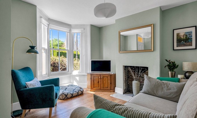 Canterbury Casa | Pass the Keys | Large Terraced Home In the City