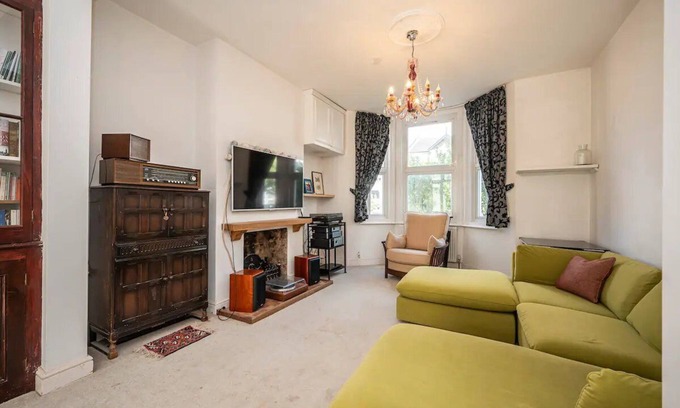 Peckham Rye Casa | Pass the Keys | Large Period House with Garden near Peckham London