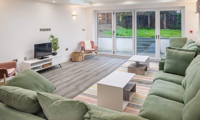 Watford Casa | Pass the Keys | Large Stylish Modern Six Bedroom House in Watford