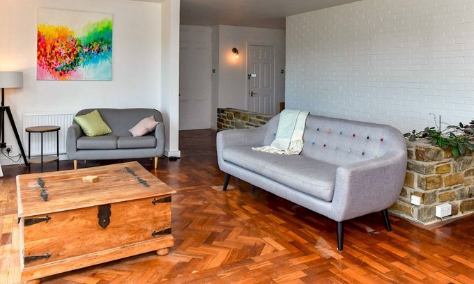 Crynant Casa | Pass the Keys | NEW Beautiful house in the Gower Sleeps 12