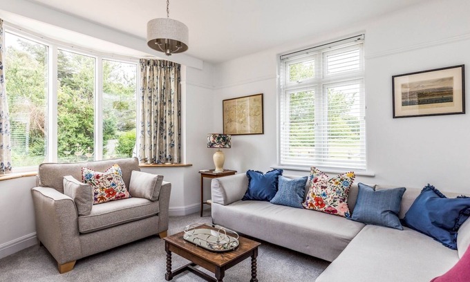 Birdham Casa | Pass the Keys | Pretty Three Bedroomed home near the Beach