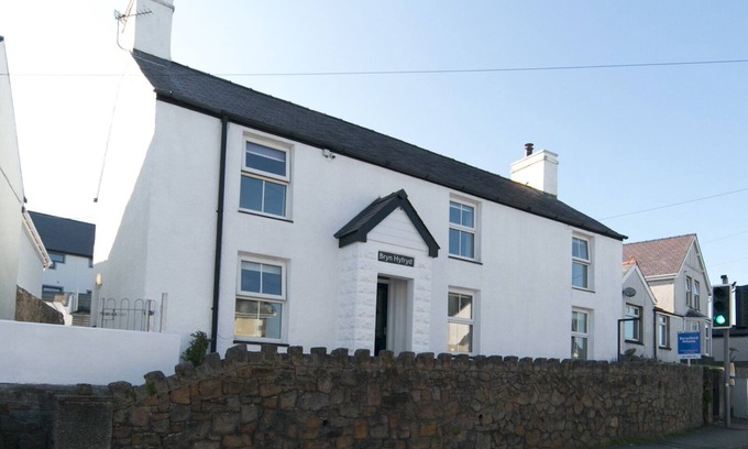 Benllech Casa | Pass the Keys | Spacious Cottage in central Benllech with parking