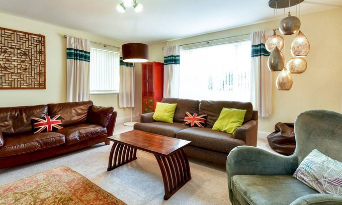 Barry Casa | Pass the Keys | Spacious 4 Bedroom home with Parking Garden