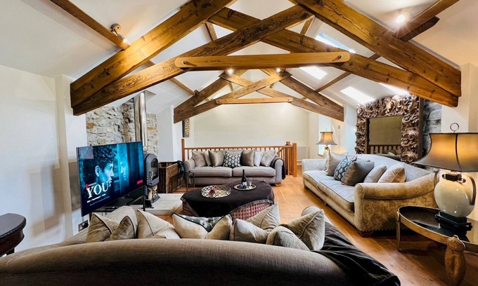 Castleton Casa | Pass the Keys | Stunning 3-Bed Cottage & Shepherd Hut | Peak Views