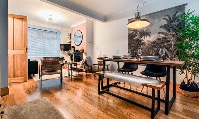 Belfast Casa | Pass the Keys Stunning 2BR Townhouse in Belfasts Best Location