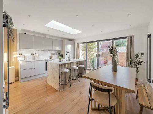 Oxford Casa | Pass the Keys Stunning 5 Bedroom Home Central Oxford